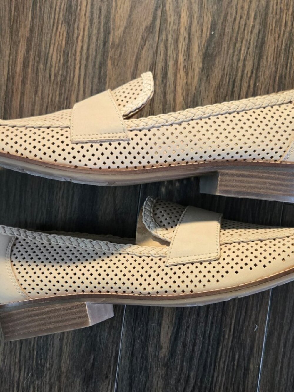 EARTH SHOES, "Evvie" Beige Perforated Leather Loafers NWOT/SIZE 10M